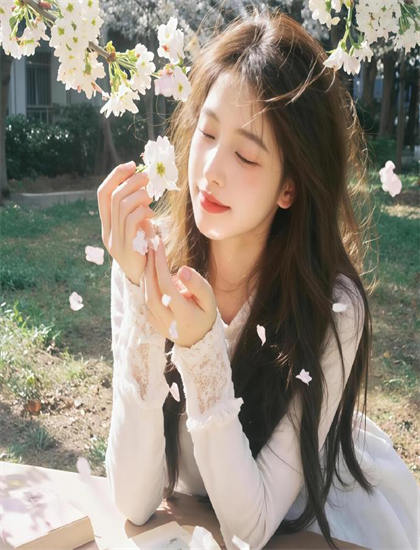 深度探索：《微微流露快感的单纯女仆》的哲学思考与人生智慧——一次全面的艺术分析